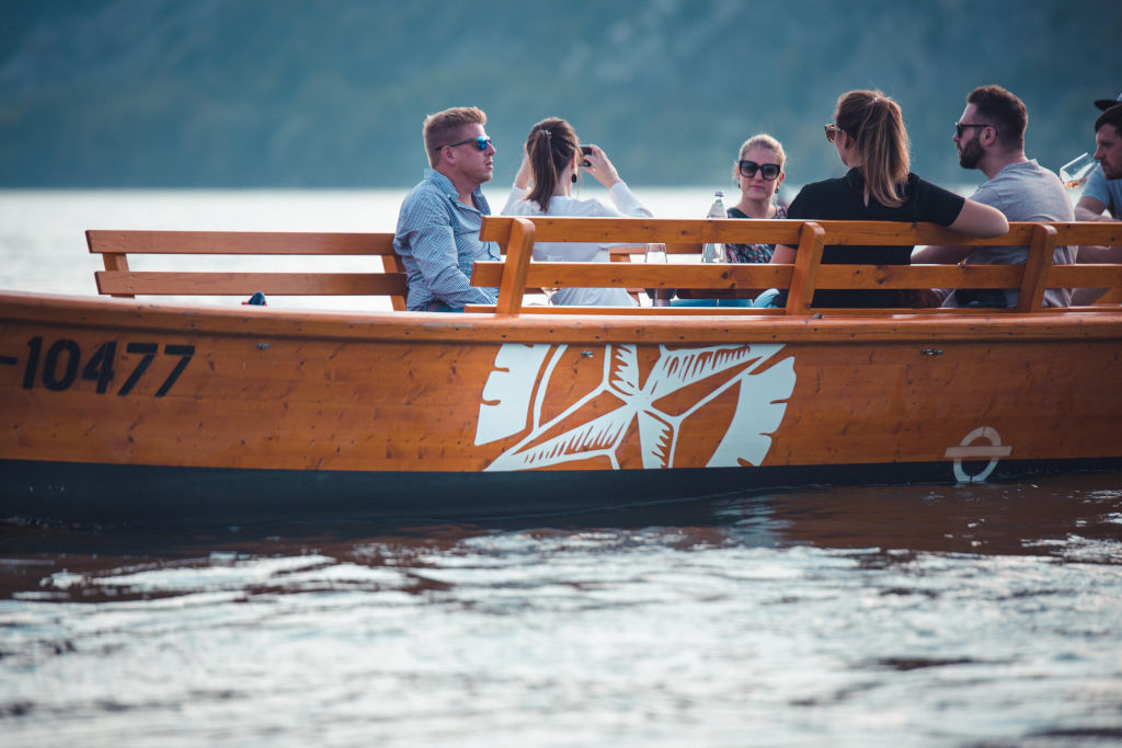 Fünf Personen in Boot auf Donau