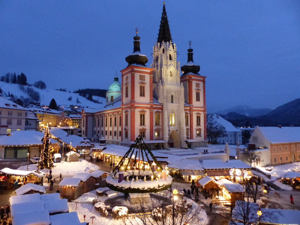 Mariazeller Basilika von vorne, davor großer Adventkranz