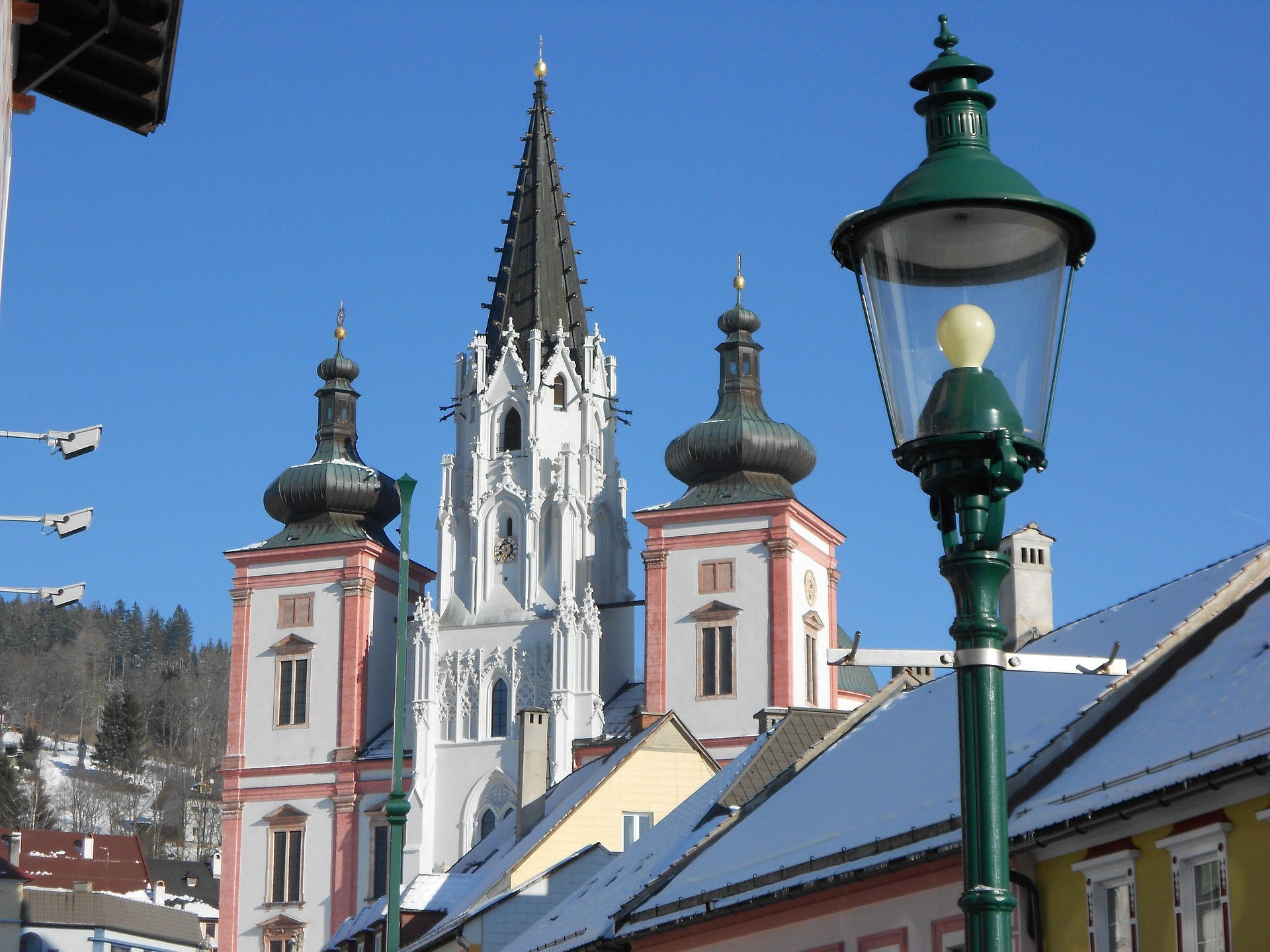 Alte Laterne vor Kirche