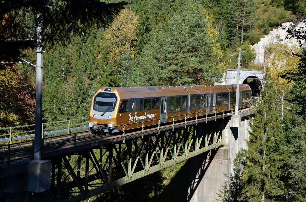 Zug auf Brücke kommt aus Tunnel