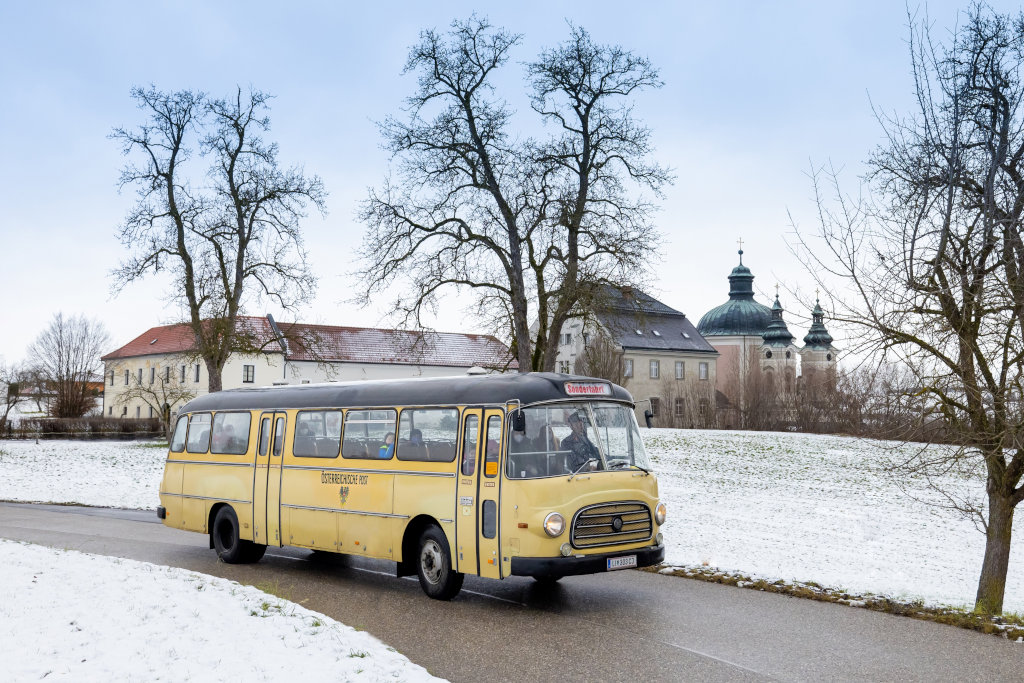 Oldtimer Postbus auf Winterlicher Landstraße