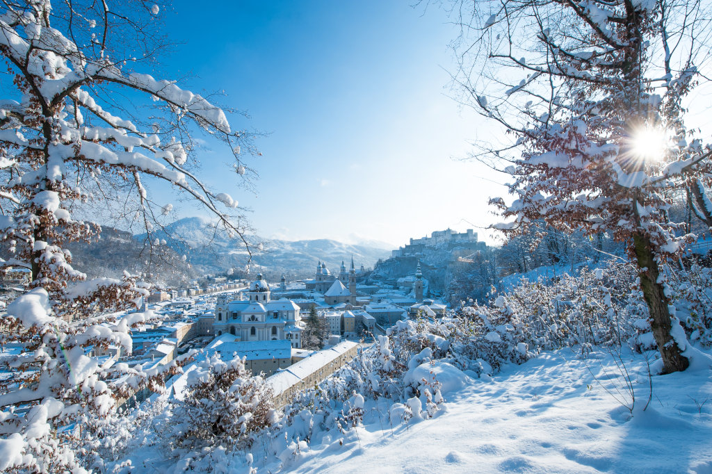 Blick auf die Salzburger Altstadt vom Mönchsberg im Winter