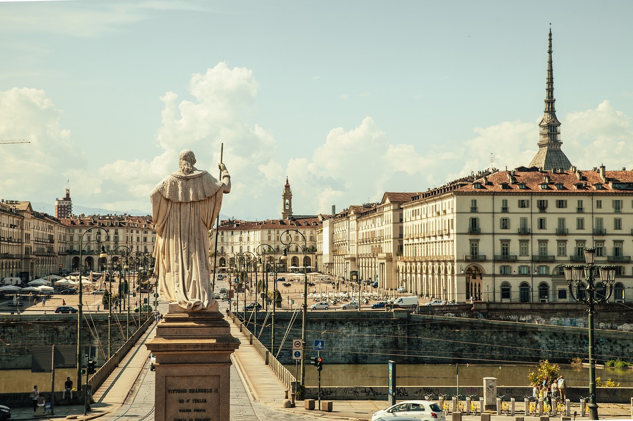 Die Piazza Vittorio Veneto in Turin, Italien, mit einer Statue im Vordergrund.