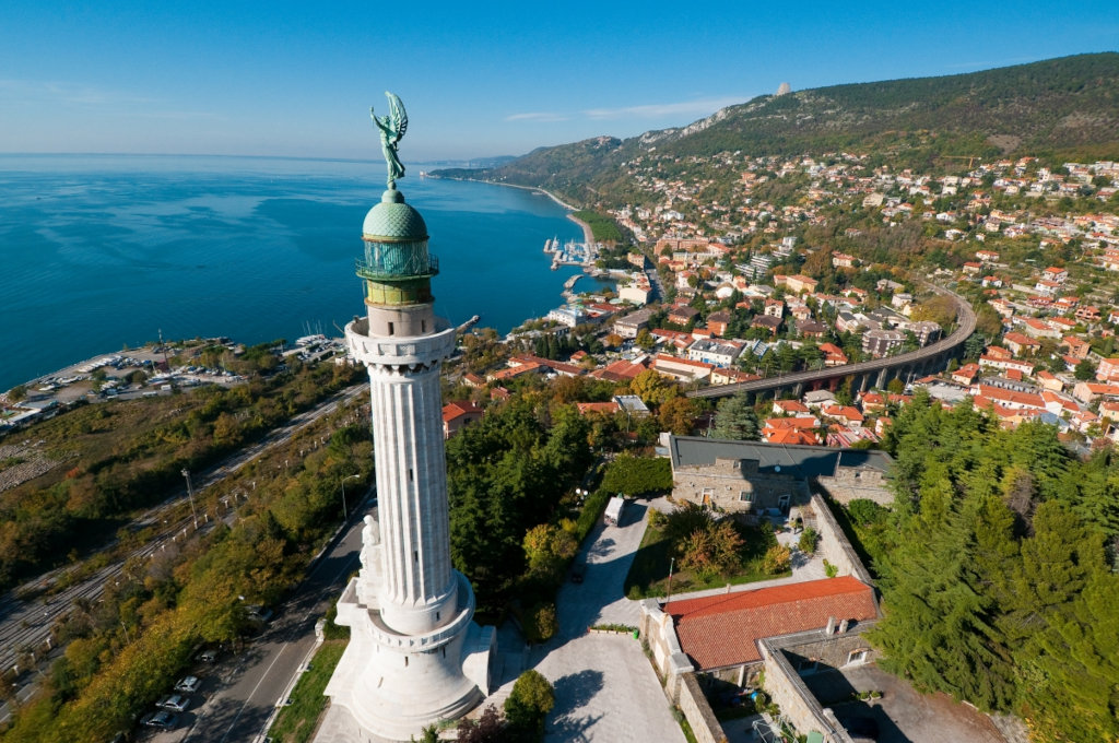 Panoramablick auf den Vittoria-Leuchtturm in Triest, Italien, mit Blick auf die Adria.