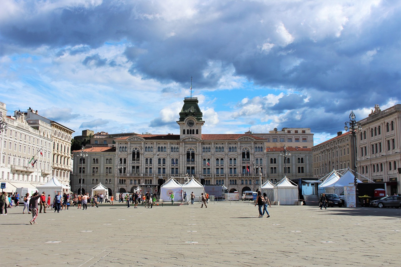 Die Piazza Unità d'Italia in Triest, Italien, mit dem Palazzo del Municipio im Hintergrund.